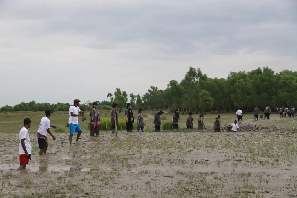 Young volunteers taking part in a Give Bangladesh community program